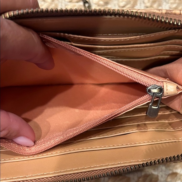 Elegant Tan Leather Women's Bag - Picture 8 of 12